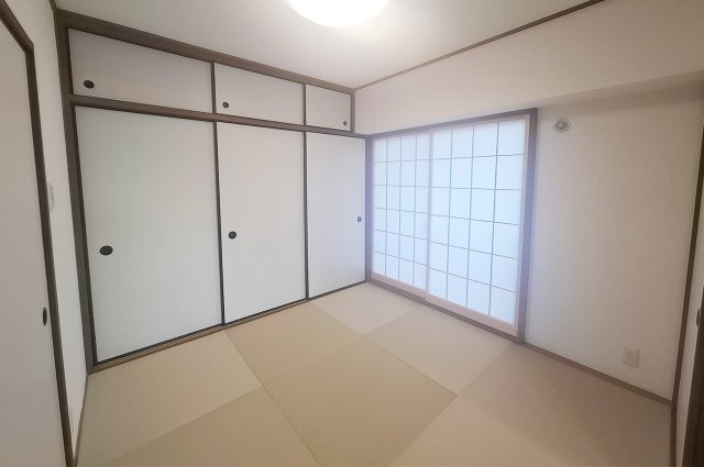 クローバーハイツ上野芝の和室|和室：半帖畳・襖・障子を新調し、クロスを貼替えた4.5帖の和室。