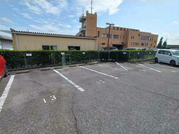 コーポ長池の駐車場