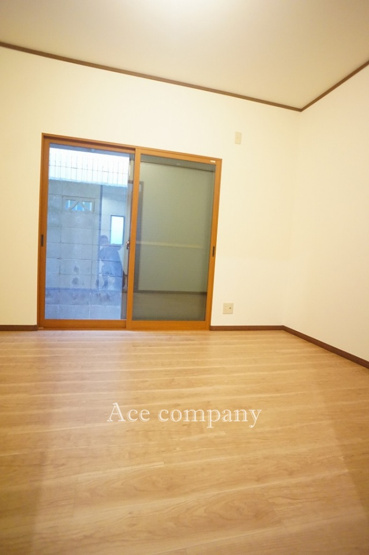 【内装】 | 平野区背戸口2丁目 | 【1階：洋室6帖】洗濯干しスペースに面したお部屋です☆