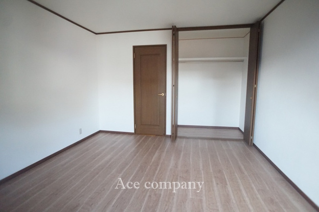 【寝室】 | 平野区背戸口2丁目 | 【3階：ゆったり8帖♪】バルコニーに面したお部屋です☆クローゼット完備♪