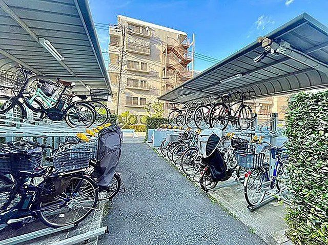 住吉パーク・ホームズの駐輪場|住吉パーク・ホームズ：敷地内に駐車場・駐輪場・バイク置場ございます！（空き要確認）