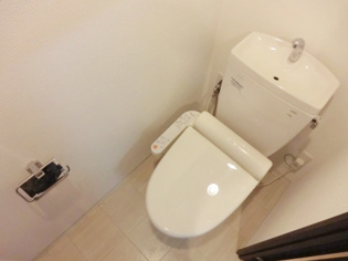 温水洗浄便座付きのトイレです♪