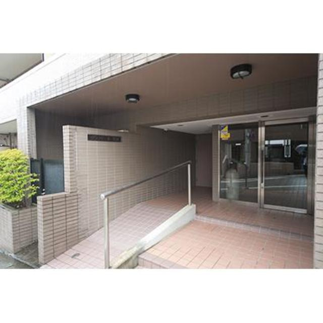 グランドール鷺沼のエントランス