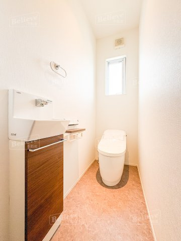 津福本町戸建て2のトイレ|嬉しい温水洗浄便座付きです★