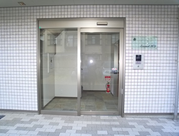 市川市新田１丁目の賃貸マンションのエントランス