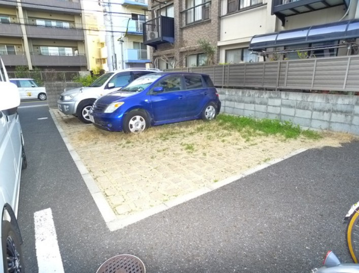 市川市新田１丁目の賃貸マンションの駐車場