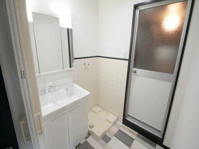 【独立洗面台】 | 第5松本マンション | 独立洗面台、小物を置くことができて便利です