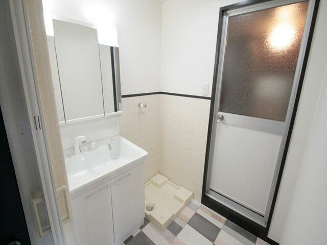 【独立洗面台】 | 第5松本マンション | 独立洗面台、小物を置くことができて便利です