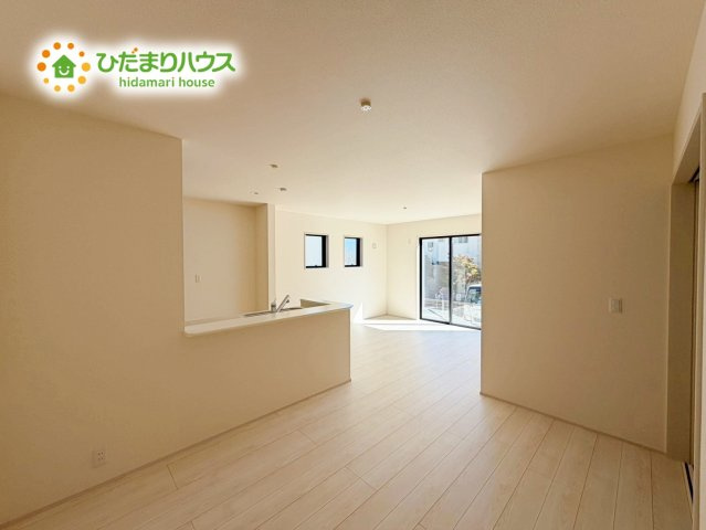 いわき市常磐上湯長谷町第3　新築戸建　1号棟の居間・リビング|南に面した大きな窓から差し込む光で日中は電気いらず♪