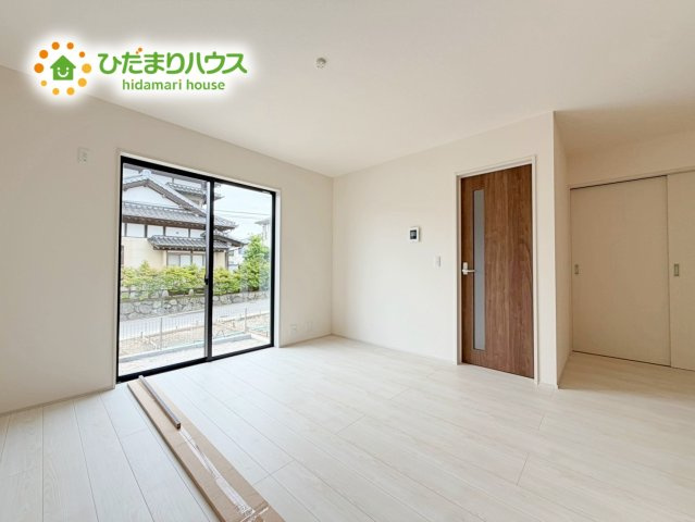 いわき市常磐上湯長谷町第3　新築戸建　1号棟の居間・リビング|南に面した大きな窓から差し込む光で日中は電気いらず♪