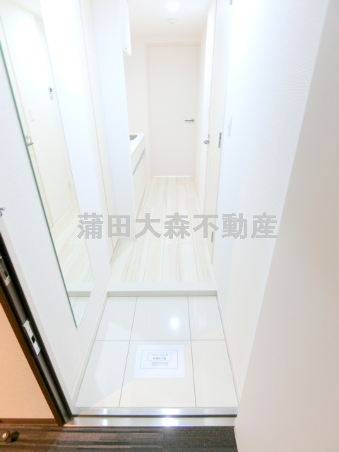 ブライズ蒲田EASTの玄関|姿見鏡付きがうれしい玄関　