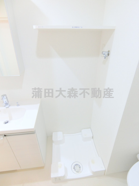 ブライズ蒲田EASTの設備|棚付きの洗濯機置き場