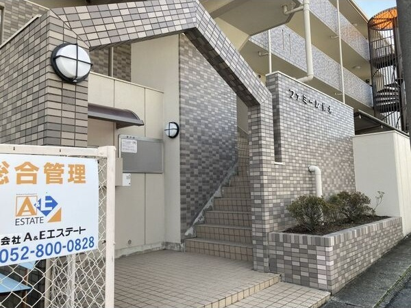 ファミール鈴木のエントランス
