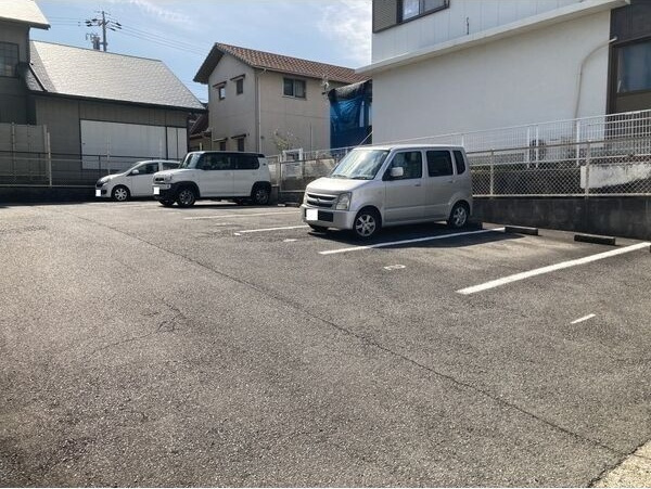 ファミール鈴木の駐車場