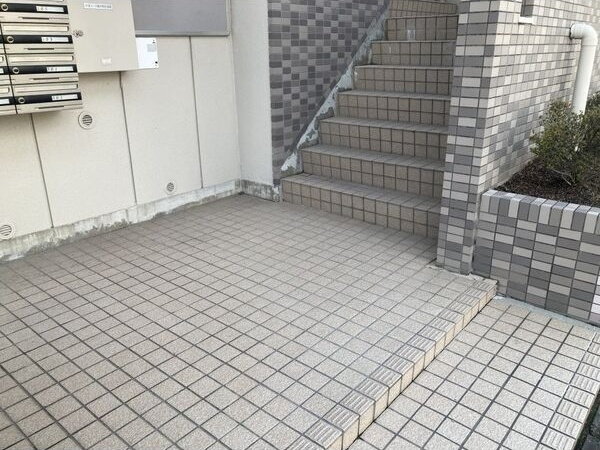 ファミール鈴木のエントランス