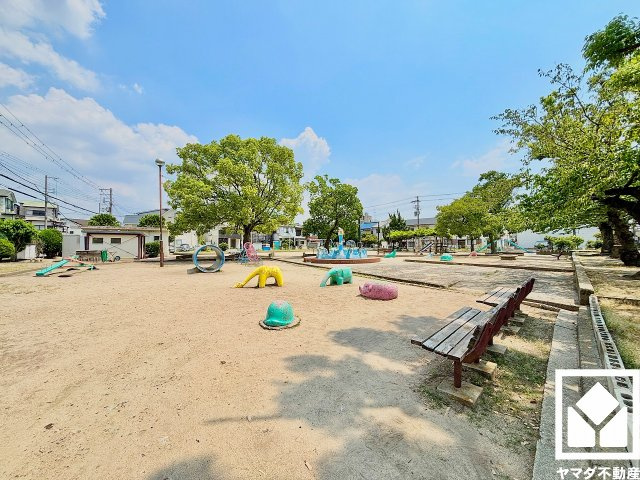 尼崎市西難波２丁目 １期のその他|ゆったりとした敷地にタイヤのブランコやすべり台など複数の遊具を備えた「西難波公園」まで徒歩2分（約94m）。園内には砂場や広場もあり、多様な遊び方が楽しめる環境で、子育て世帯の方にもお勧めです。