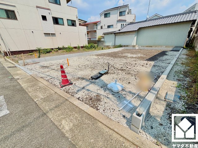尼崎市西難波２丁目 １期の外観|カウンター付きのオープンキッチンなので配膳や片付けがしやすく、お料理中もリビングにいるお子様の様子が見守りやすい設計です。