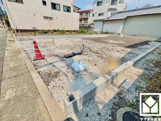 尼崎市西難波２丁目 １期の外観|従来のガス給湯器では捨てられていた潜熱を再利用して、より少ないガスで効率的にお湯を沸かす「エコジョーズ」を搭載し、光熱費を削減。瞬間式なのでお湯切れの心配がないのも安心できます。