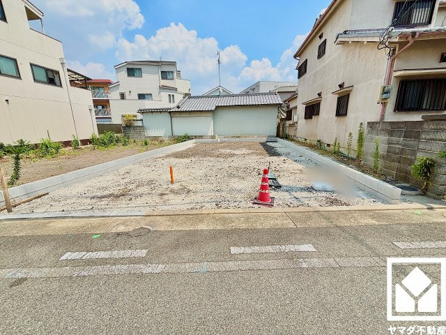 尼崎市西難波２丁目 １期の外観|玄関にはシューズボックスやシューズインクロークを設置。靴やベビーカー、アウトドア用品まですっきり収まり、いつでも整った空間に。お出かけの前のチェックにも便利な玄関ミラー付きです。