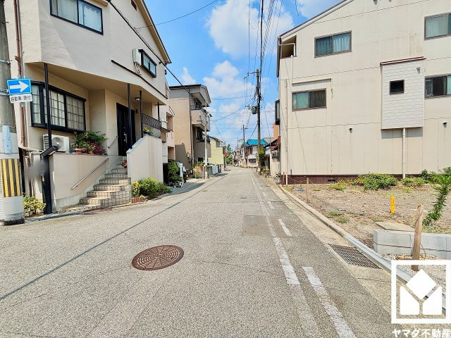尼崎市西難波２丁目 １期の前面道路含む現地写真|駐車スペースを並列2台分確保。重い荷物や雨の日の移動もスムーズで、快適なカーライフを実現。来客時にも便利です。