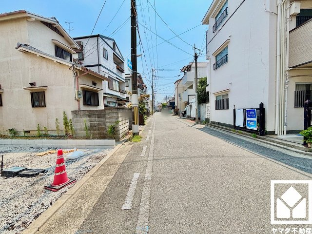 尼崎市西難波２丁目 １期の前面道路含む現地写真|前面道路幅員約5.99mとゆったりとした広さがあるのでファミリーカー等の車の出入りもしやすい立地です。