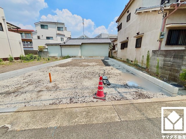 尼崎市西難波２丁目 １期の外観|南向き・西向きの2面採光の窓から自然光を取り込む、開放感あふれるリビングです。柔らかな光が降り注ぐ、明るく心地の良い空間になっています。