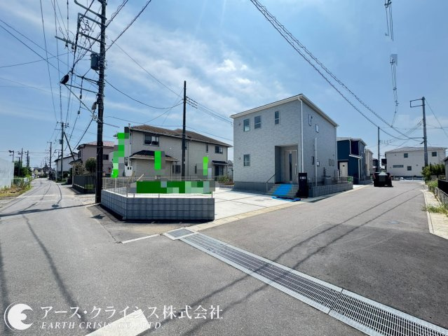 【前面道路含む現地写真】 | 野田市中里3期　全3棟 | 街並みに美しく調和する洗練された外観デザイン。シンプルで飽きのこないスタイルは、長く住み続けても愛着が深まります。住まう人を優しく迎える落ち着いた佇まいが魅力で、住まい全体に上質な印象を演出。