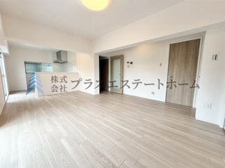 【居間・リビング】 | シャルム長田 | LDKは19.3帖確保♪リビング横にバルコニーが隣接しており、大きな窓からの採光で明るい空間です♪