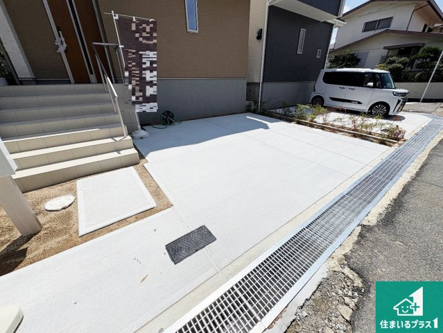 ■12日(土)13日(日)現地ご見学可能！　箕面市粟生外院　新築一戸建ての駐車場|並列２台駐車可能！ゆとりの駐車スペースで車庫入れもスムーズ！