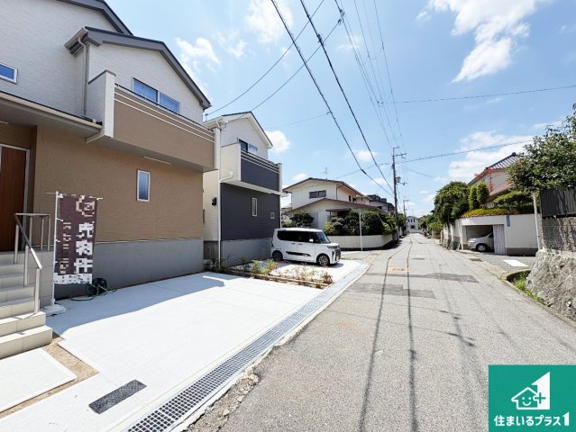 5日(土)6日(日)現地ご見学可能！箕面市粟生外院　新築一戸建ての前面道路含む現地写真|車通りの少ない前面道路！お子様がいらっしゃるご家族でも安心！