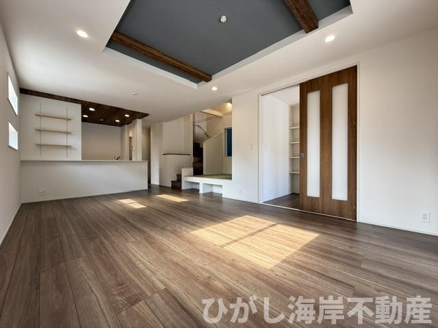茅ヶ崎市室田３丁目　新築戸建　全２棟の居間・リビング|25帖　折上天井付LDK
