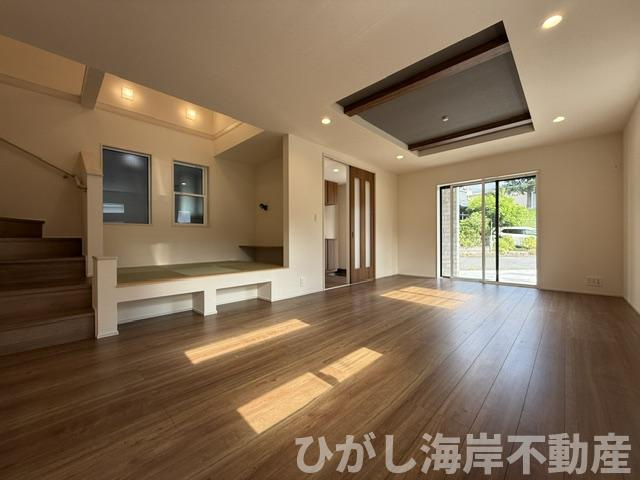 茅ヶ崎市室田３丁目　新築戸建　全２棟の居間・リビング|25帖　折上天井付LDK