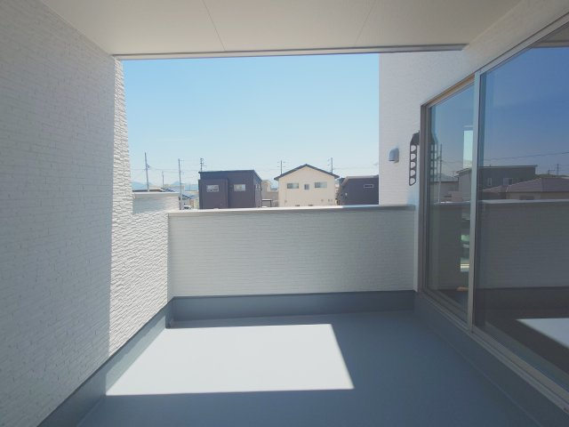 リーブルガーデン丸亀市三条町第三◇みらいエコ住宅2026補助金対象の長期優良住宅です！のバルコニー|バルコニー
屋根があるため、小雨程度なら洗濯物が濡れる心配がありません。強い日差しも遮り、夏でも快適に過ごせる便利なインナーバルコニー付きのお家です(^^♪