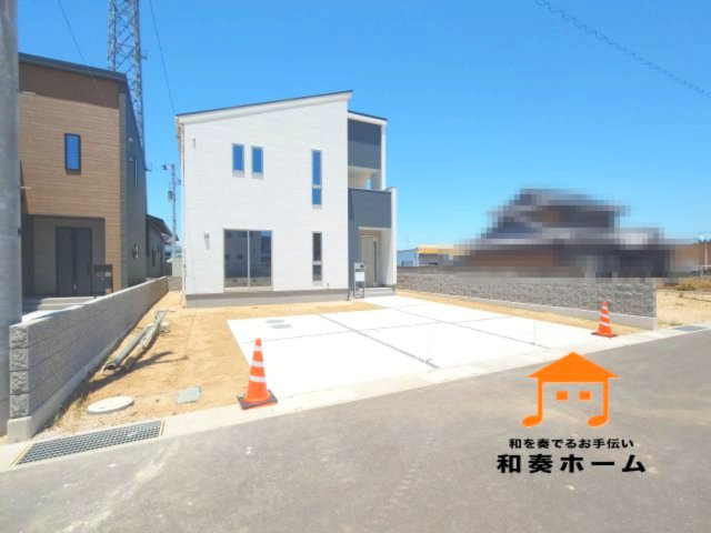 リーブルガーデン丸亀市三条町第三◇みらいエコ住宅2026補助金対象の長期優良住宅です！の外観|前面道路が広いので、大きな車でも車庫入れも余裕を持ってできるのが魅力的なお家です。