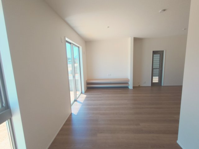 リーブルガーデン丸亀市三条町第三◇みらいエコ住宅2026補助金対象の長期優良住宅です！の居間・リビング|２号棟リビング
お子様の巣立ちや老後など、ライフスタイルの変化に対応しやすい１８帖の広いリビングが魅力的なお家です。
家族構成や食事スタイルの変化に合わせて最適なレイアウトをつくることも可能です。
