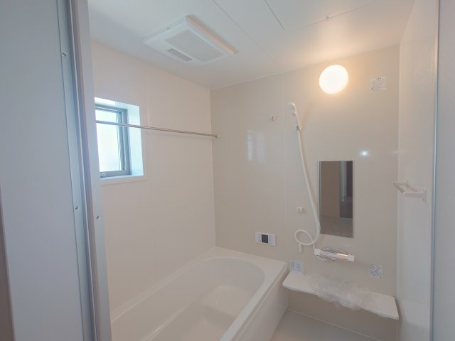 リーブルガーデン丸亀市三条町第三◇みらいエコ住宅2026補助金対象の長期優良住宅です！の浴室|浴室
浴槽は無駄をなくした節水タイプで、浴槽内ステップで半身浴や親子入浴もゆったり楽しめます。追い炊き機能も付いているので、いつでも温かいお風呂に入れます。