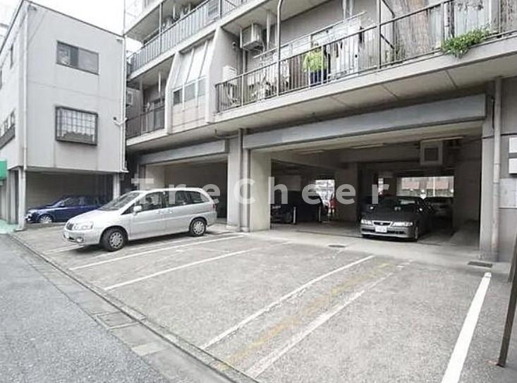 マンション二葉の駐車場