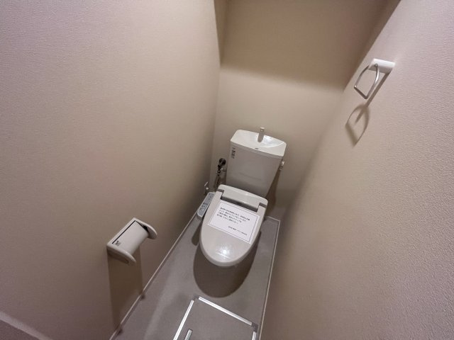 温水洗浄便座付きのトイレです♪