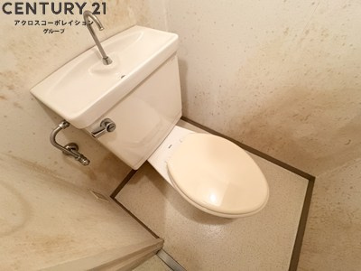 シンプルで掃除のしやすいトイレです♪
