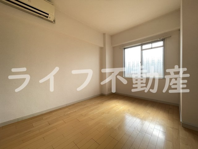 若草ハイツ　B棟の寝室|使い勝手のいい寝室です