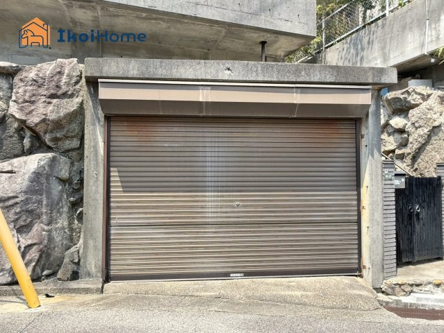 明石市朝霧山手町　土地の前面道路含む現地写真|●年中無休：当日予約可●車庫がついておりますので雨の日も安心です！