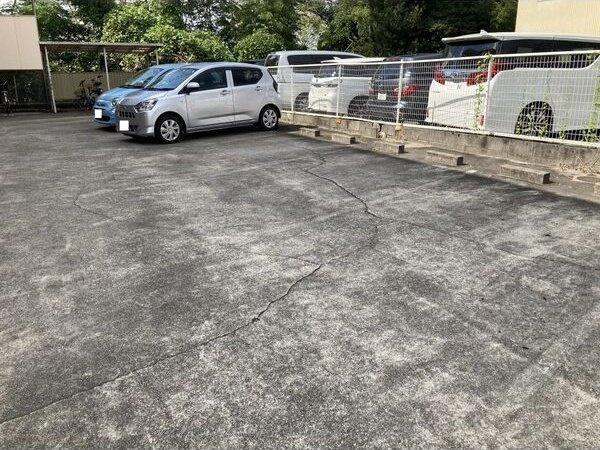 フォーブルJUNの駐車場