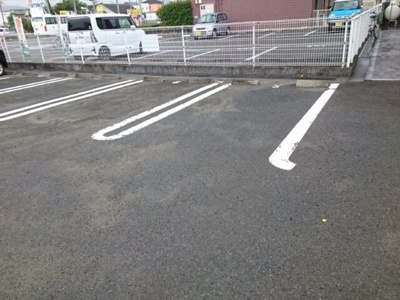【駐車場】 | ヴィアーレ２ | 駐車場に車を止められます