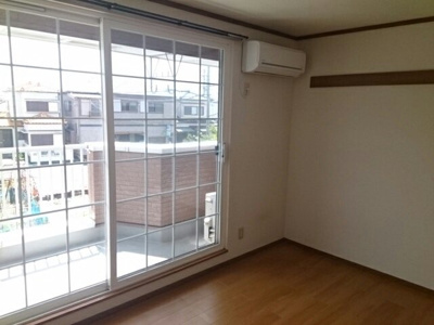【内装】 | エンブレムⅡ | 明るい色調の室内です