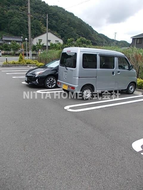 サンリット梶原Ⅱの駐車場|敷地内に駐車場も完備★