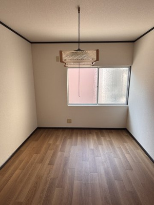 【寝室】 | 南住吉向井貸家 | 照明は残置物です。