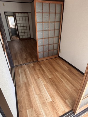 【洋室】 | 南住吉向井貸家 | リビングへの通路になっております2畳の洋室です。
