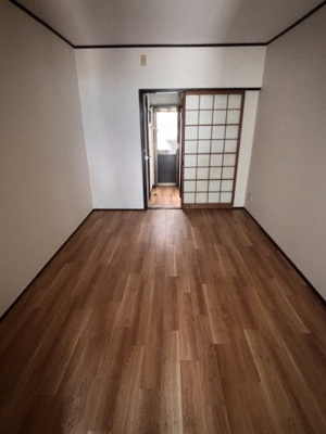 【洋室】 | 南住吉向井貸家 | こちらからトイレ・お風呂に行けます。