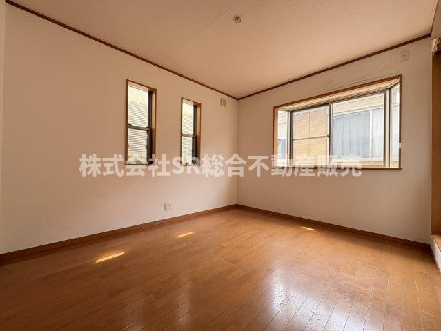 花園東町3丁目中古戸建の洋室|2面採光の明るいお部屋で過ごしやすいです！