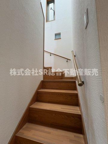花園東町3丁目中古戸建の内装|階段は天窓もあり明るいです！